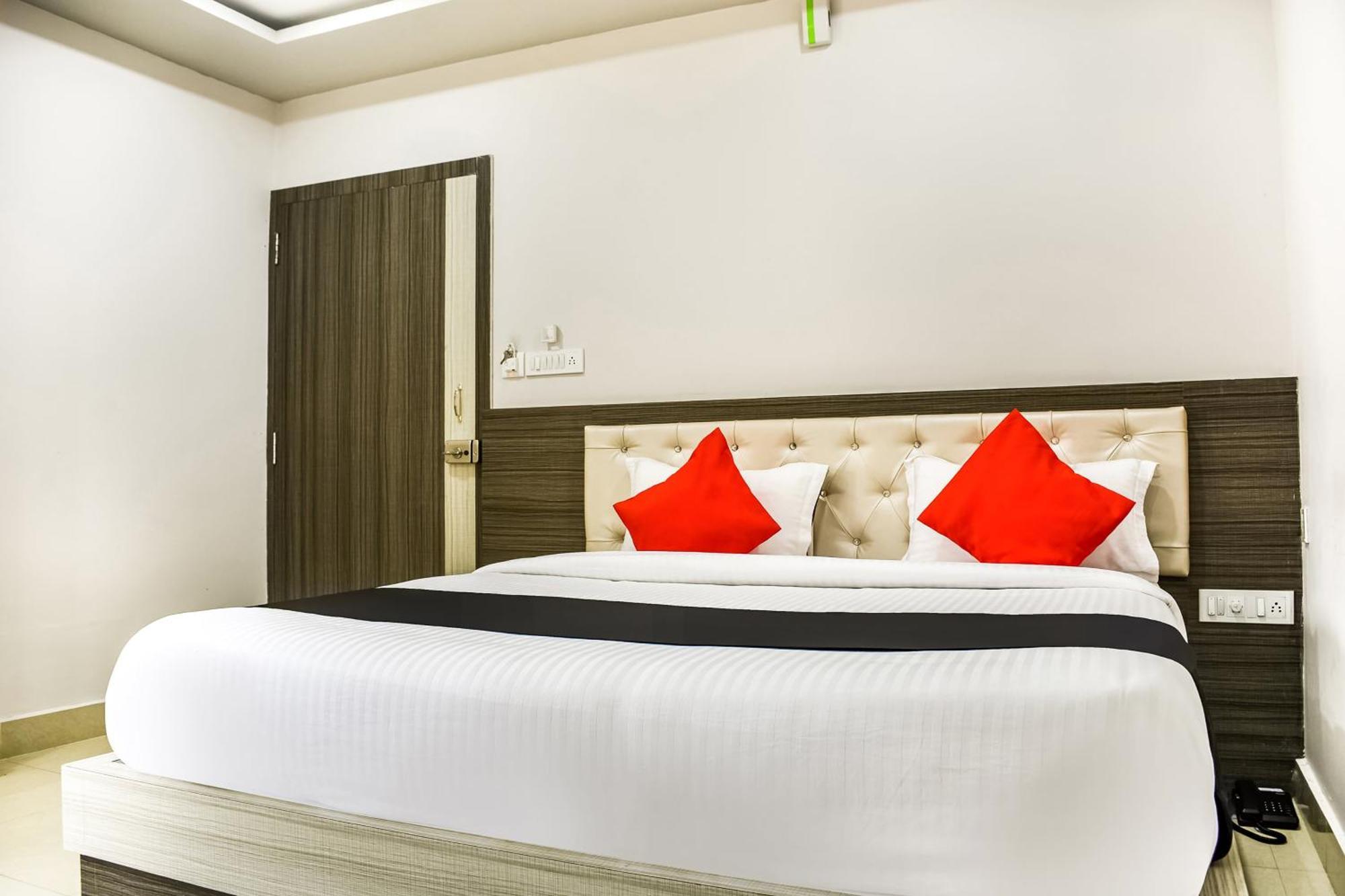 Capital O Jai Adisson Hotel Cuttack Exterior photo