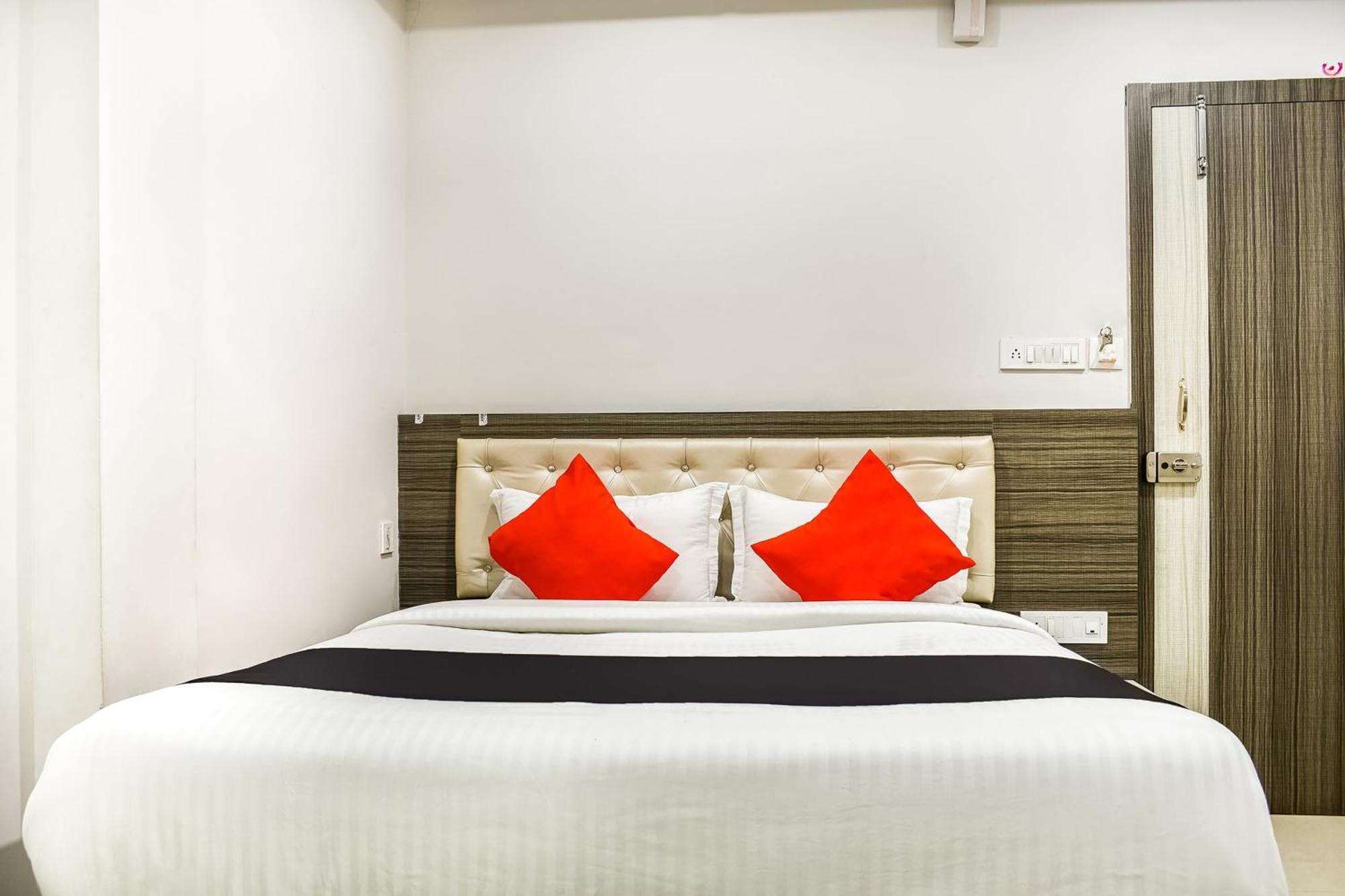 Capital O Jai Adisson Hotel Cuttack Exterior photo