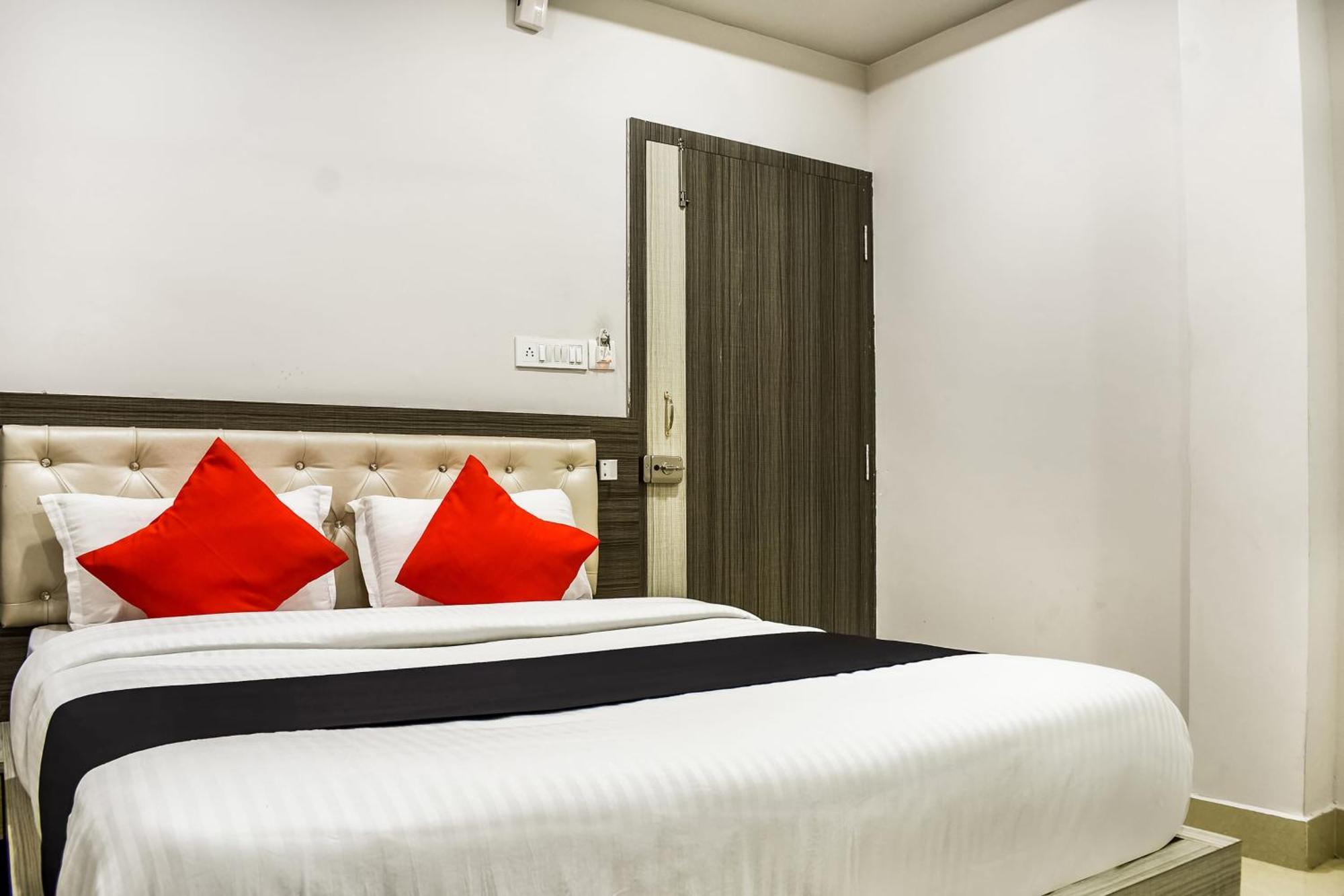 Capital O Jai Adisson Hotel Cuttack Exterior photo